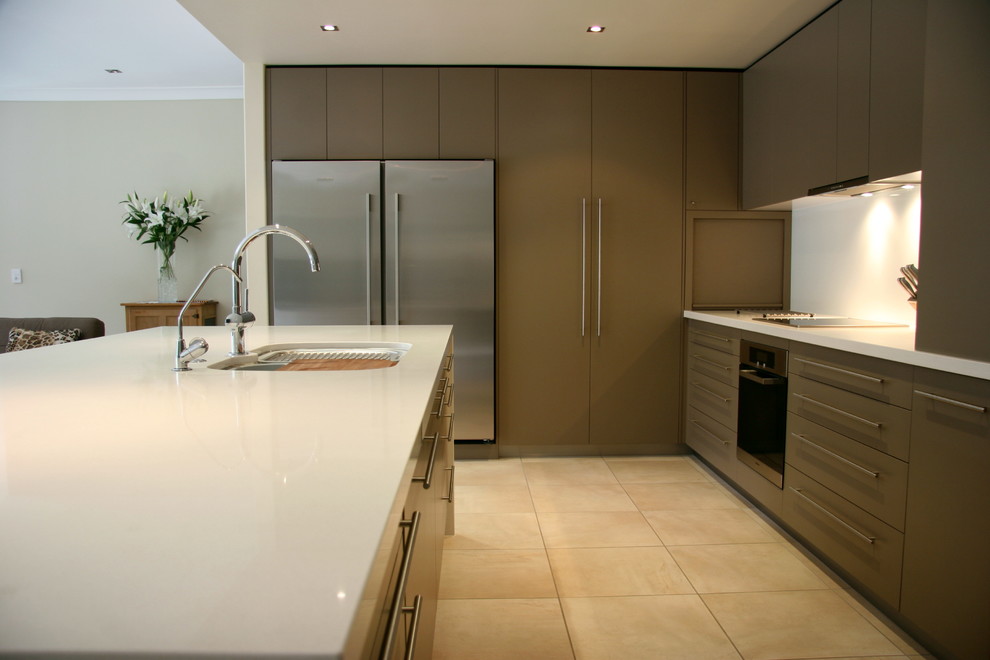 Mid-sized modern eat-in kitchen in Brisbane with an undermount sink, flat-panel cabinets, quartz benchtops, white splashback, glass sheet splashback, stainless steel appliances, ceramic floors and with island.