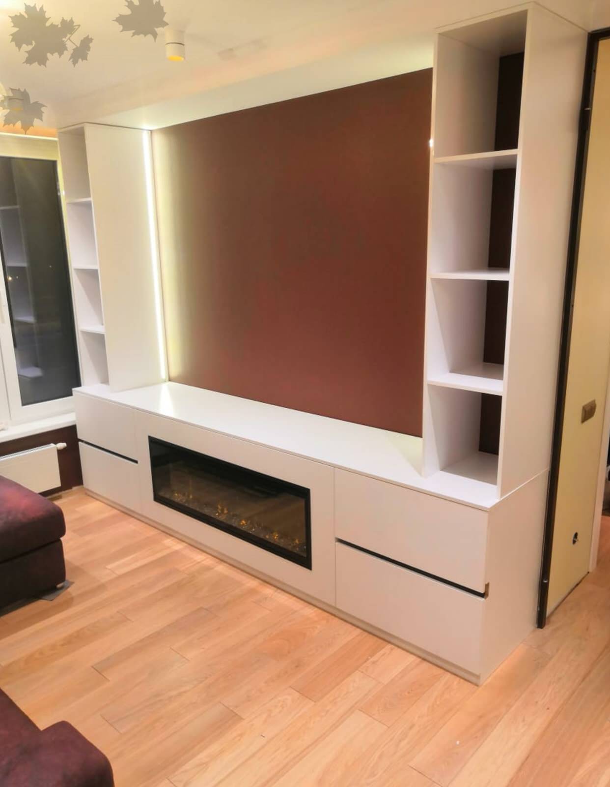 Гостиная с встроенным камином.