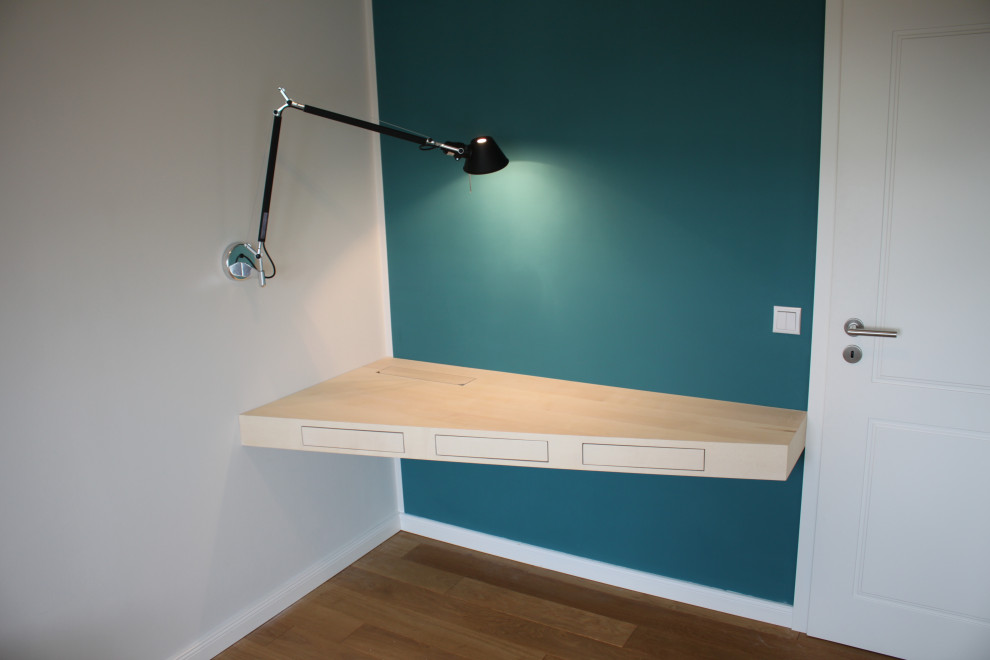 Kleines Modernes Arbeitszimmer mit Arbeitsplatz und Einbau-Schreibtisch in Leipzig