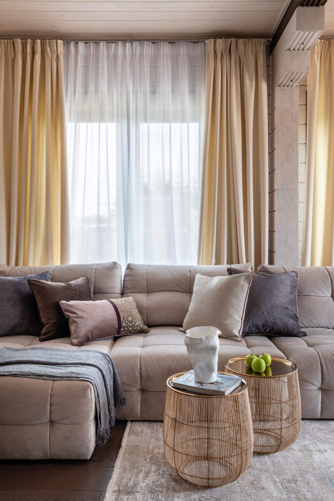 Гостиная. Фрагмент