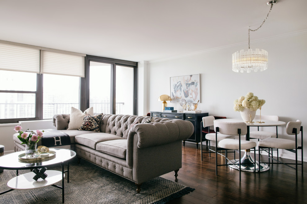 Photo of a transitional living room in Chicago.