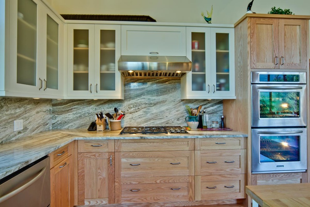 Kitchen - transitional kitchen idea in Vancouver