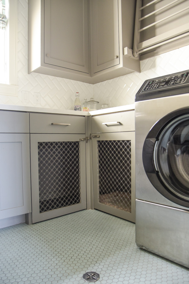 This is an example of a transitional laundry room in Houston.