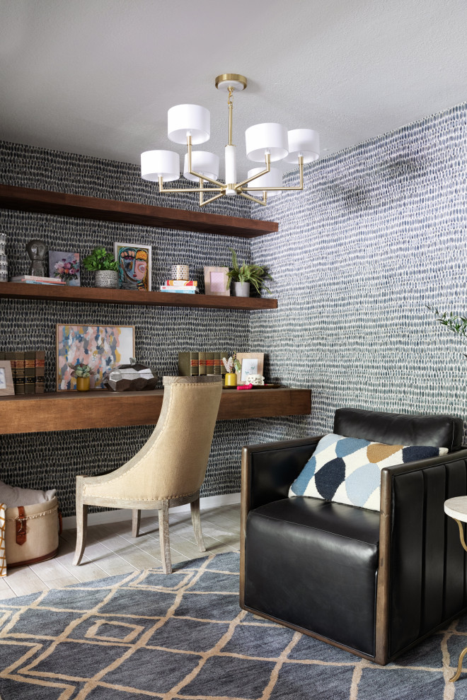 Imagen de despacho clásico renovado con paredes multicolor, suelo de madera clara, escritorio empotrado, suelo beige y papel pintado