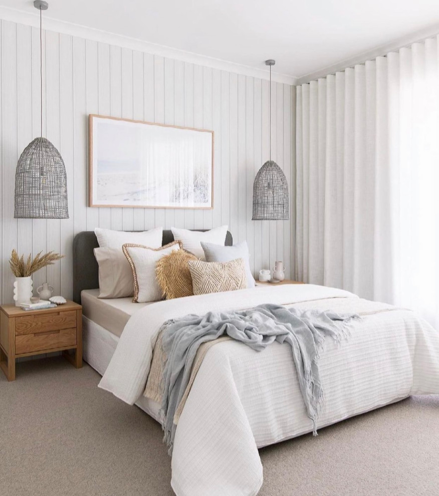 Kleines Hauptschlafzimmer mit weißer Wandfarbe, Teppichboden, beigem Boden und Wandpaneelen in Dallas