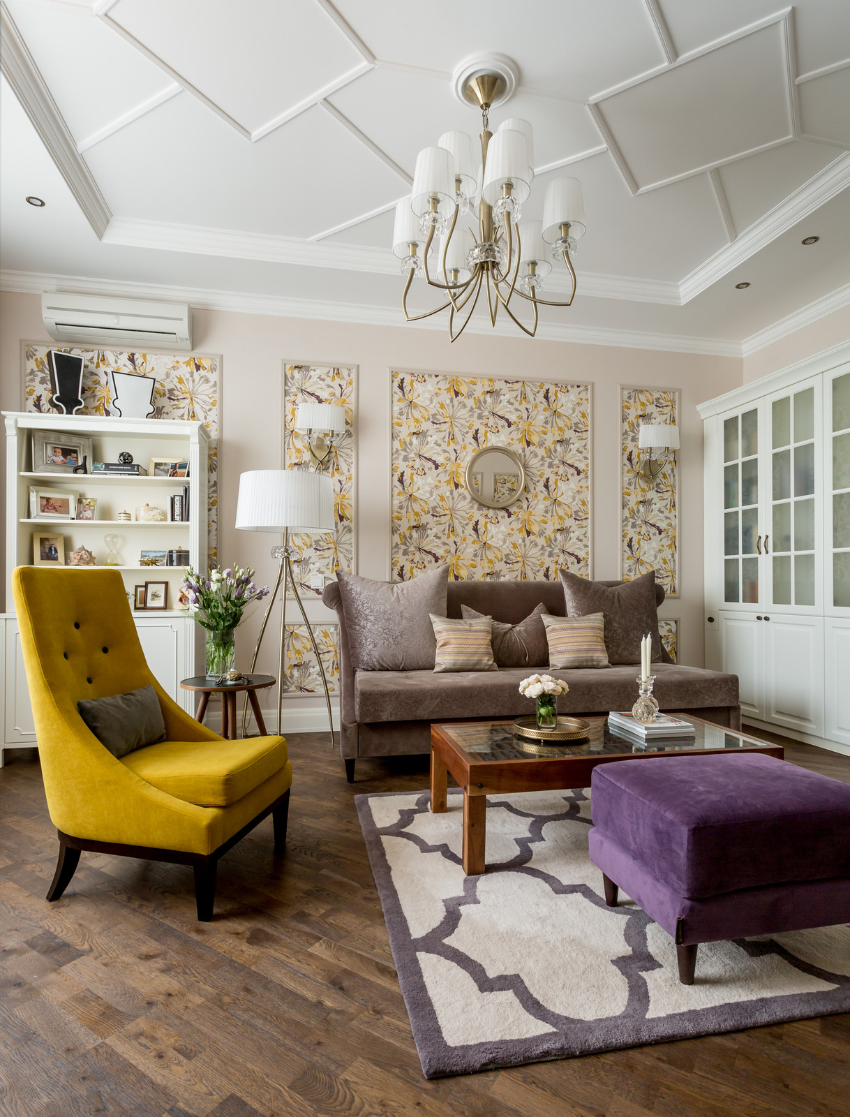 Белое, черное и яркие тона - реализованный проект квартиры в Москве.