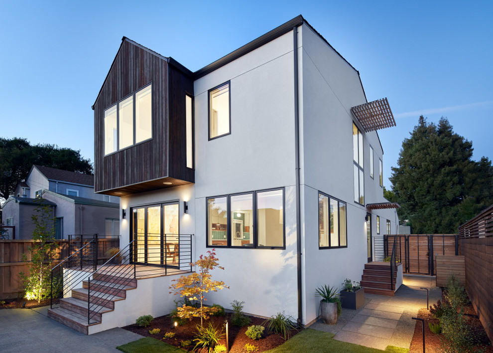 Ispirazione per la facciata di una casa bianca moderna a due piani con rivestimento in stucco, tetto nero e copertura a scandole