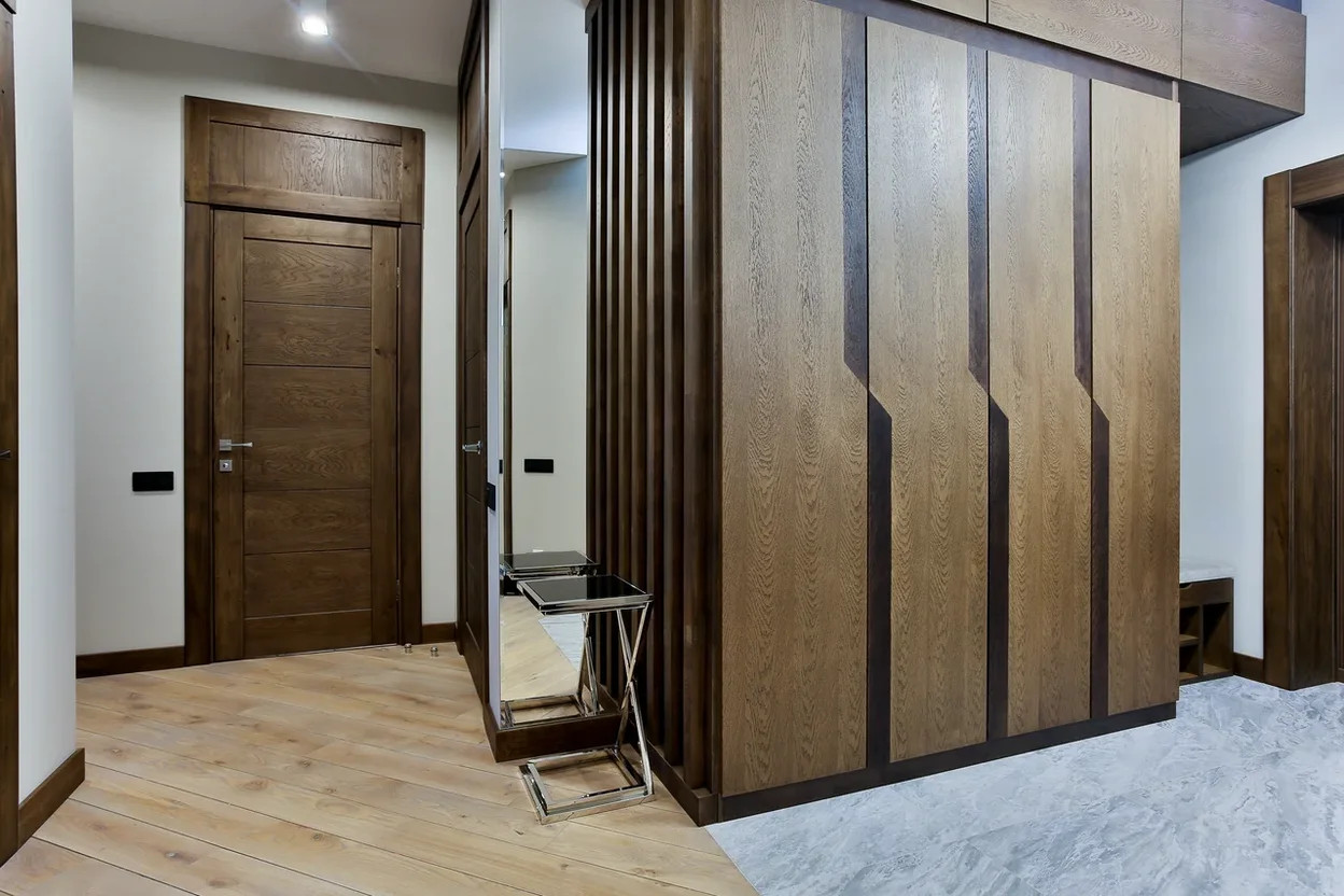 Шкаф, паркет, двери, фальш-фрамуги, плинтус