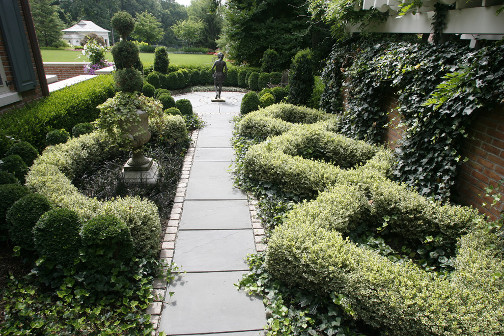 Small traditional side yard partial sun formal garden in New York with natural stone pavers.