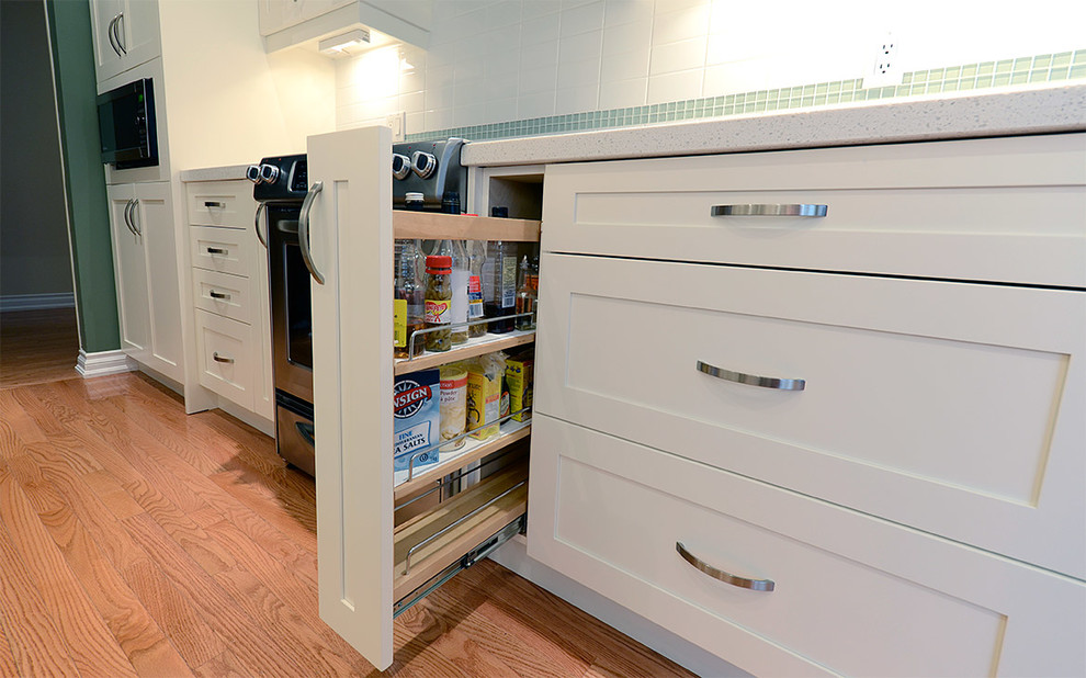 Transitional kitchen photo in Toronto