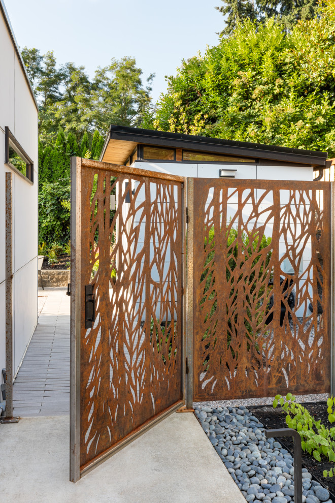 Geometrischer, Großer Moderner Garten im Sommer mit Gehweg, direkter Sonneneinstrahlung und Metallzaun in Sonstige