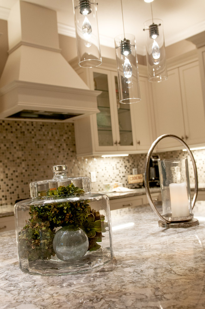 Example of a large transitional u-shaped eat-in kitchen design in Orlando with shaker cabinets, white cabinets, quartz countertops, beige backsplash, glass sheet backsplash, stainless steel appliances and an island