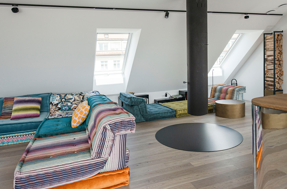 Großes, Offenes Modernes Wohnzimmer mit weißer Wandfarbe, braunem Holzboden, Hängekamin, TV-Wand und braunem Boden in München
