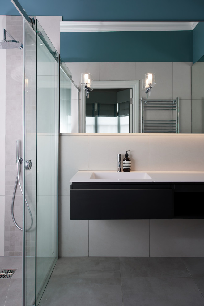Пример оригинального дизайна: главная ванная комната среднего размера в современном стиле с накладной ванной, открытым душем, бежевой плиткой, керамической плиткой, синими стенами, полом из керамической плитки, накладной раковиной и бежевым полом