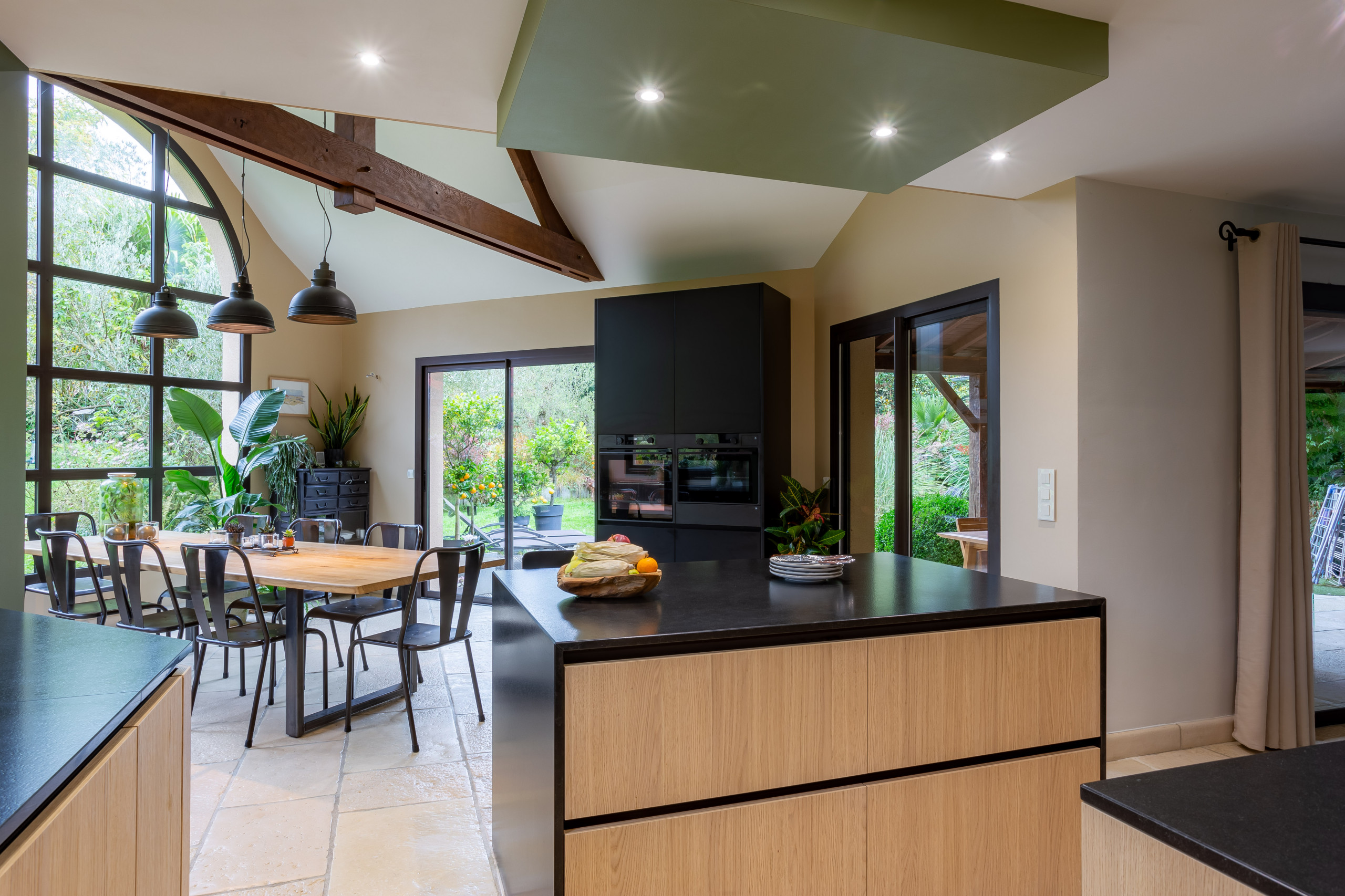 Réalisation d'une cuisine en bois dans un écrin végétal