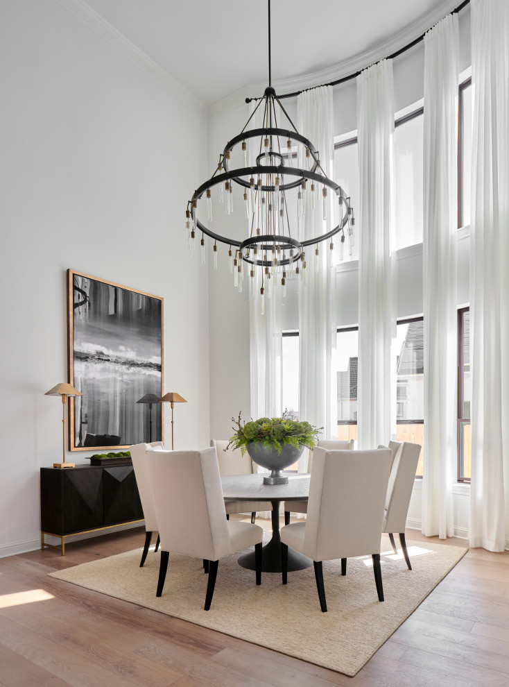 Ispirazione per una sala da pranzo aperta verso il soggiorno classica di medie dimensioni con pareti bianche, parquet chiaro e pavimento grigio