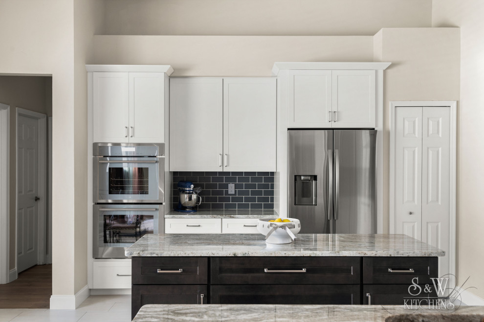 Kitchen - transitional kitchen idea in Orlando