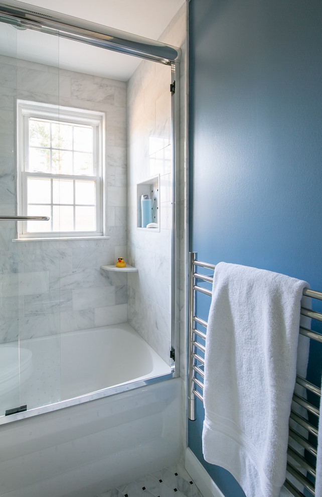 Foto på ett litet vintage grå en-suite badrum, med skåp i shakerstil, vita skåp, ett badkar i en alkov, en dusch/badkar-kombination, en toalettstol med separat cisternkåpa, blå kakel, marmorkakel, blå väggar, marmorgolv, ett undermonterad handfat, marmorbänkskiva, grått golv och dusch med skjutdörr