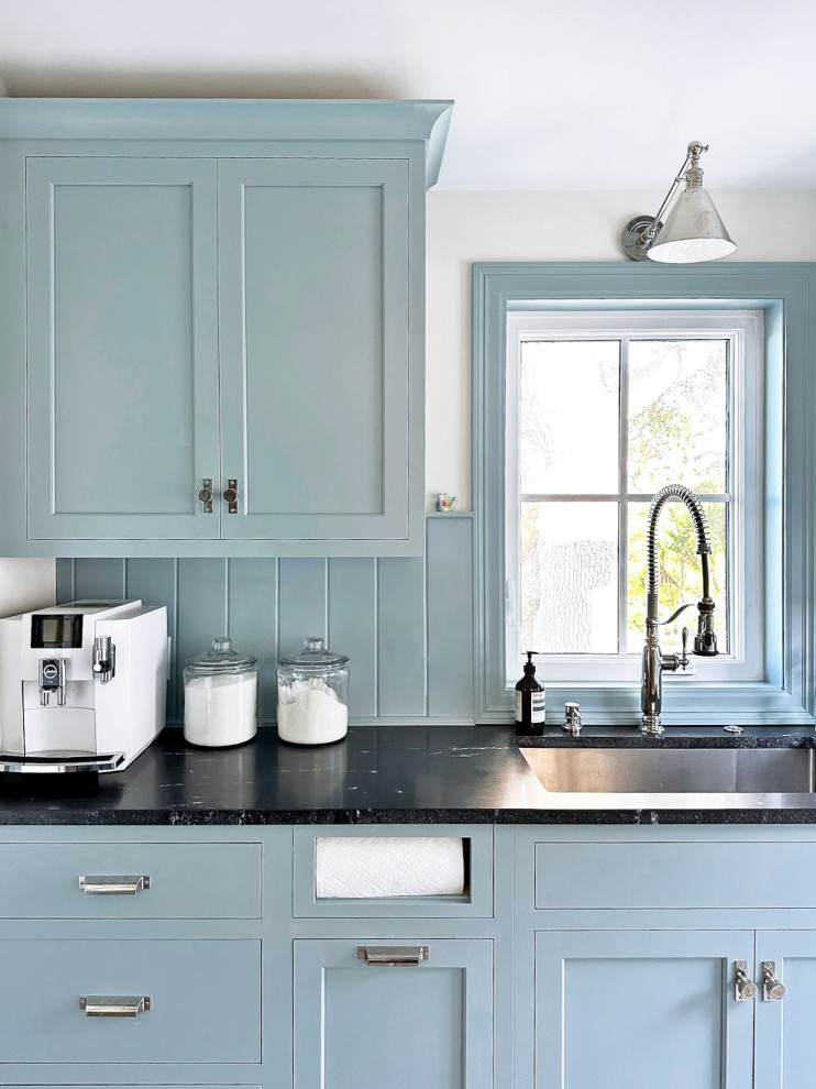 Ispirazione per una piccola cucina parallela classica con lavello da incasso, ante in stile shaker, ante blu, top in granito, paraspruzzi blu, paraspruzzi in perlinato, elettrodomestici in acciaio inossidabile, pavimento beige e top nero