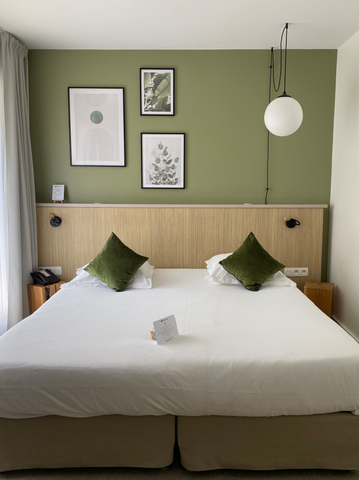 Idéer för att renovera ett mellanstort funkis sovrum, med gröna väggar, heltäckningsmatta och beiget golv