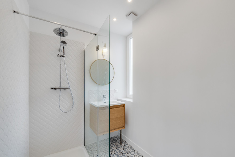 Design ideas for a medium sized classic shower room bathroom in Paris with flat-panel cabinets, light wood cabinets, white tiles, ceramic tiles, white walls, cement flooring, blue floors, a single sink, a freestanding vanity unit, a built-in shower, a two-piece toilet, a submerged sink and an open shower.