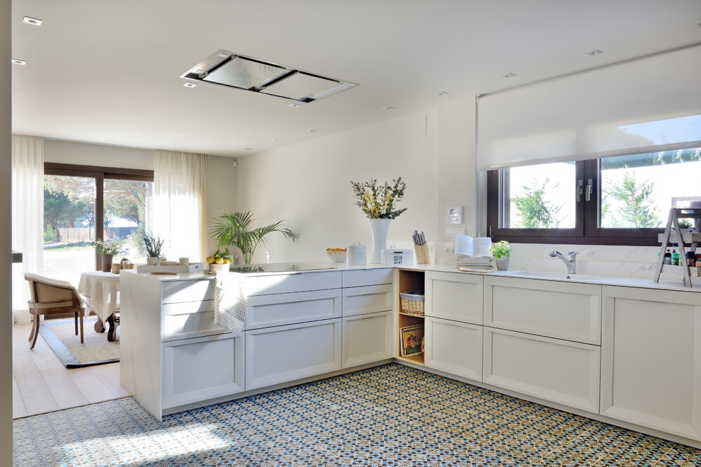 Imagen de cocina tradicional renovada grande