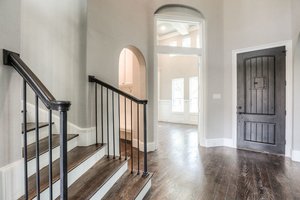 Example of a transitional entryway design in Houston