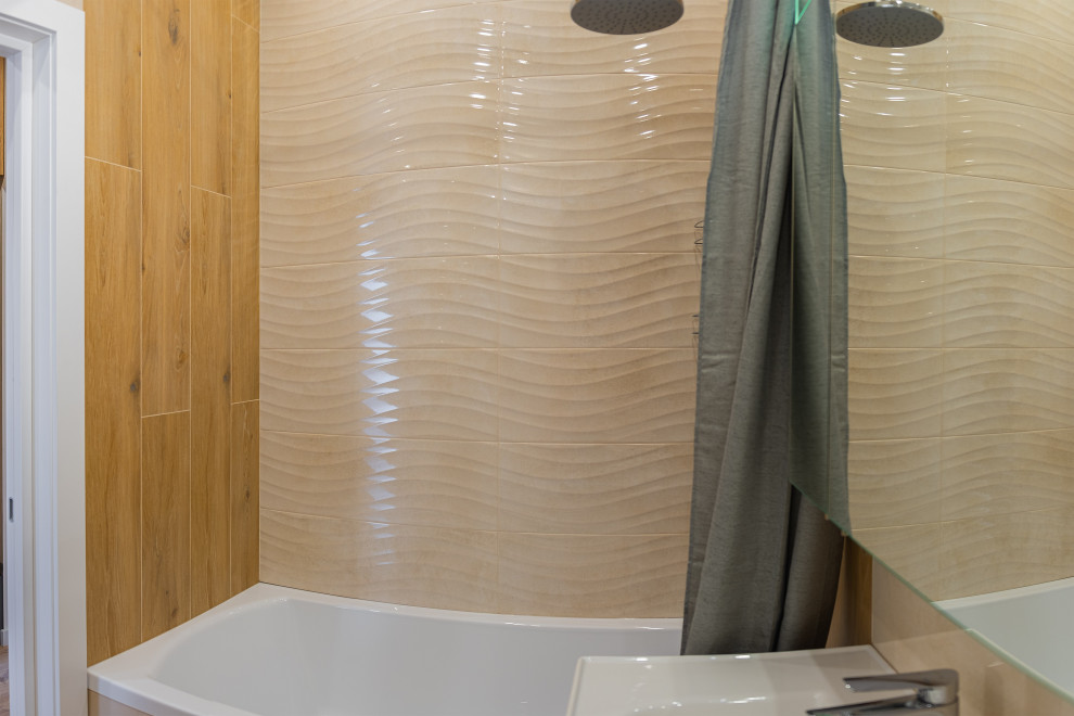 Источник вдохновения для домашнего уюта: главная ванная комната среднего размера, в белых тонах с отделкой деревом со стиральной машиной в современном стиле с плоскими фасадами, коричневыми фасадами, полновстраиваемой ванной, душем над ванной, инсталляцией, коричневой плиткой, керамической плиткой, коричневыми стенами, полом из керамической плитки, накладной раковиной, столешницей из искусственного камня, коричневым полом, шторкой для ванной, белой столешницей, тумбой под одну раковину и напольной тумбой