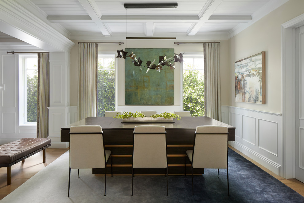Стильный дизайн: кухня-столовая среднего размера в стиле неоклассика (современная классика) с бежевыми стенами, светлым паркетным полом, коричневым полом, кессонным потолком и панелями на стенах - последний тренд