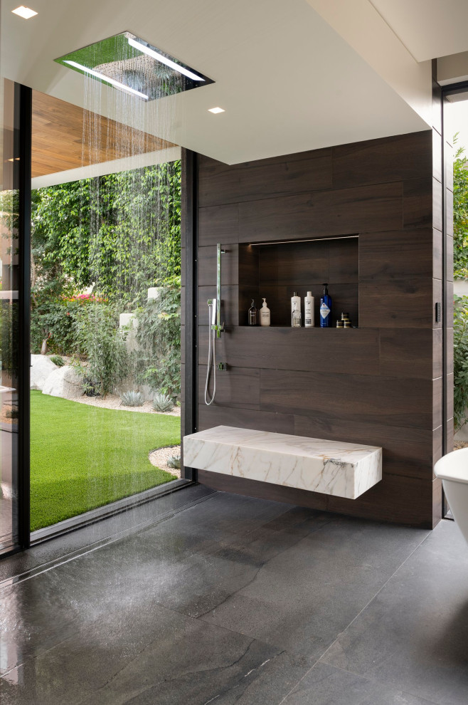 На фото: огромная главная ванная комната в стиле модернизм с открытым душем, плиткой из листового стекла, серым полом, открытым душем, сиденьем для душа и многоуровневым потолком с