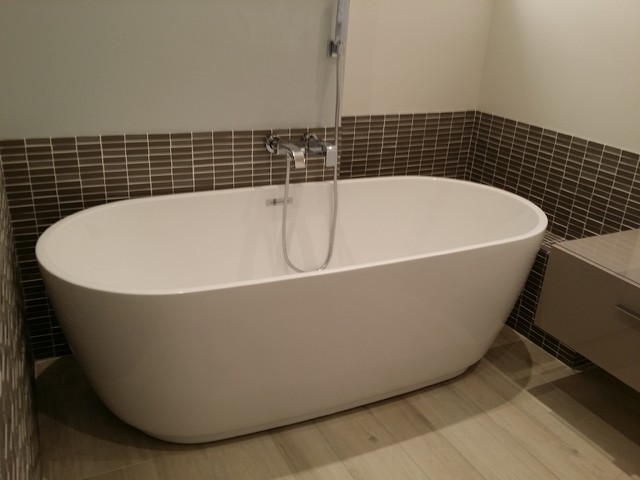 Flat 612 modern-badezimmer