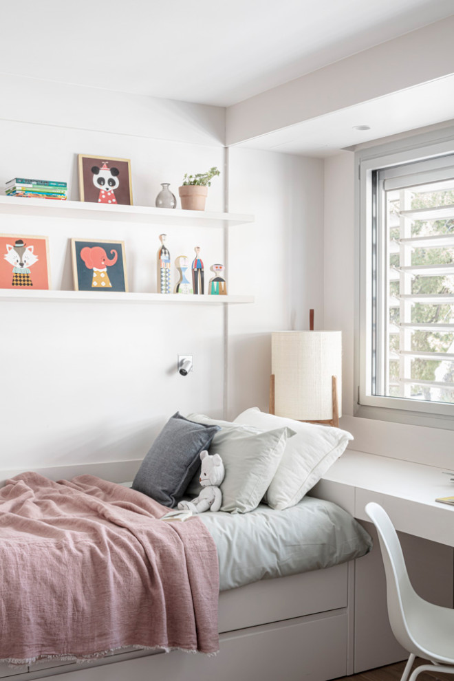 Ispirazione per una cameretta per bambini minimal di medie dimensioni con pareti beige, parquet chiaro, pavimento beige e soffitto ribassato
