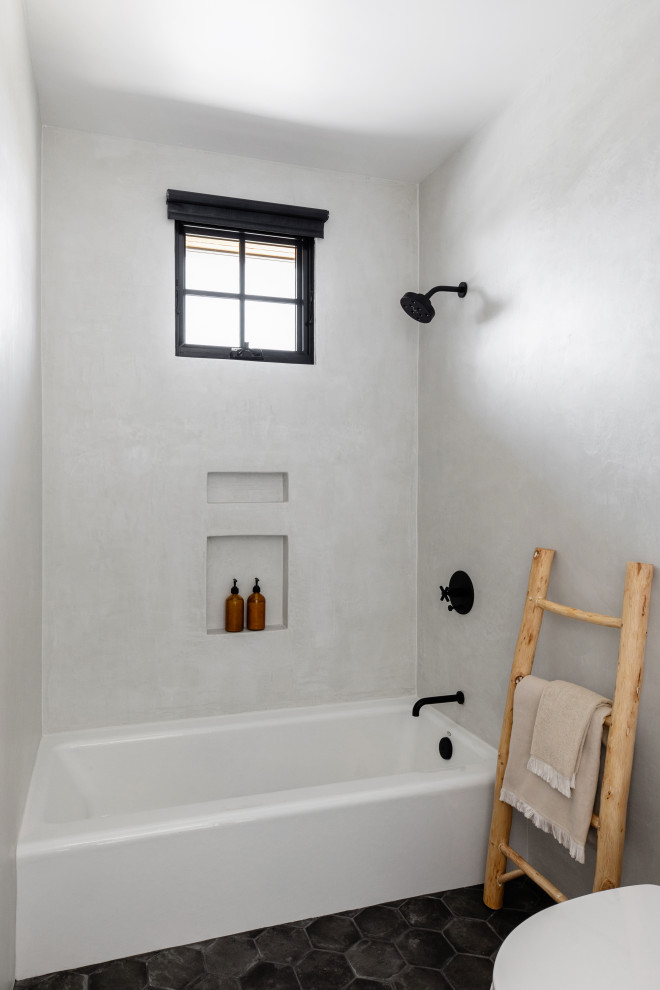 Идея дизайна: детская ванная комната среднего размера в стиле модернизм с тумбой под одну раковину, встроенной тумбой и любой отделкой стен