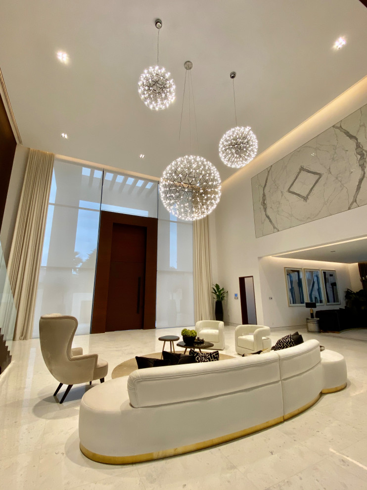 Идея дизайна: огромная парадная, открытая гостиная комната в стиле неоклассика (современная классика) с мраморным полом, белым полом и панелями на части стены