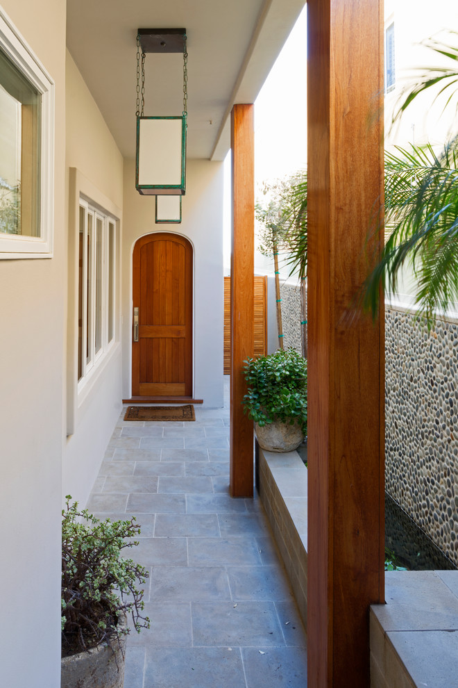 This is an example of a tropical entryway in Los Angeles.