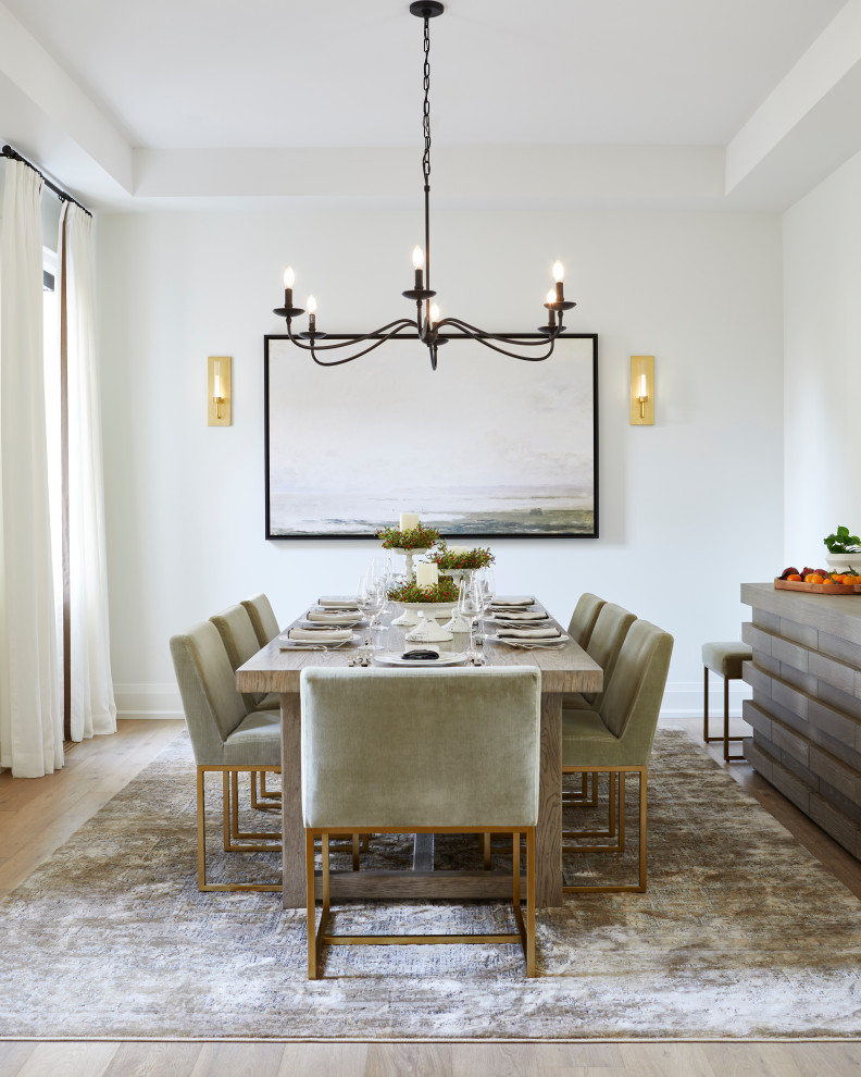 Inspiration pour une grande salle à manger traditionnelle fermée avec un mur blanc, parquet clair, un sol beige et un plafond décaissé.