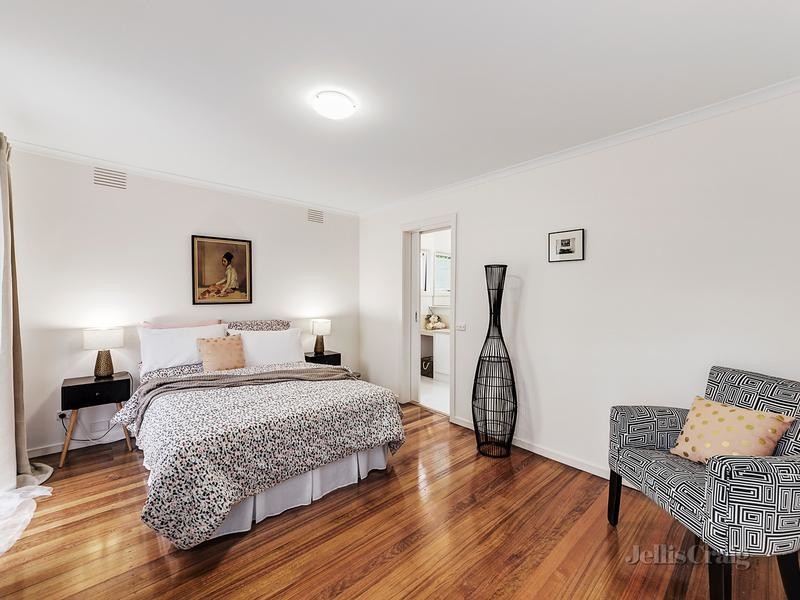 Mittelgroßes Klassisches Hauptschlafzimmer mit weißer Wandfarbe und braunem Holzboden in Melbourne
