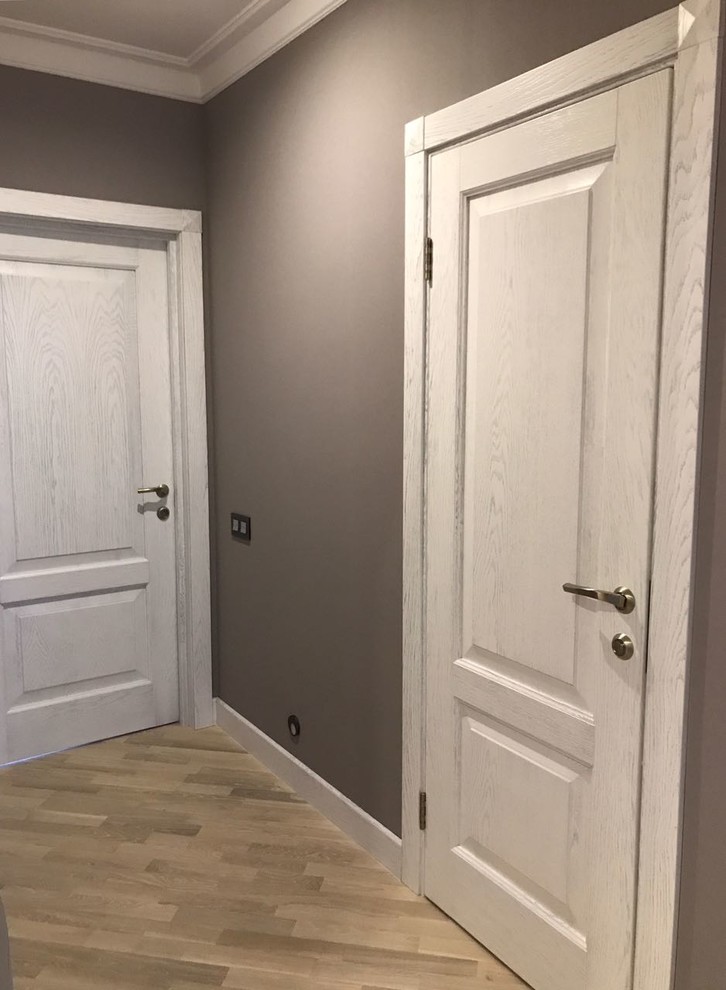 Дверь из массива дуба Belorawood модель Эпир 2 белая дверь с патиной серебо