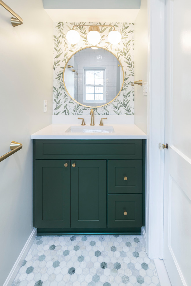 Foto på ett mellanstort funkis vit en-suite badrum, med skåp i shakerstil, gröna skåp, en dusch i en alkov, vit kakel, keramikplattor, vita väggar, mosaikgolv, ett undermonterad handfat, bänkskiva i kvarts, grönt golv och dusch med gångjärnsdörr