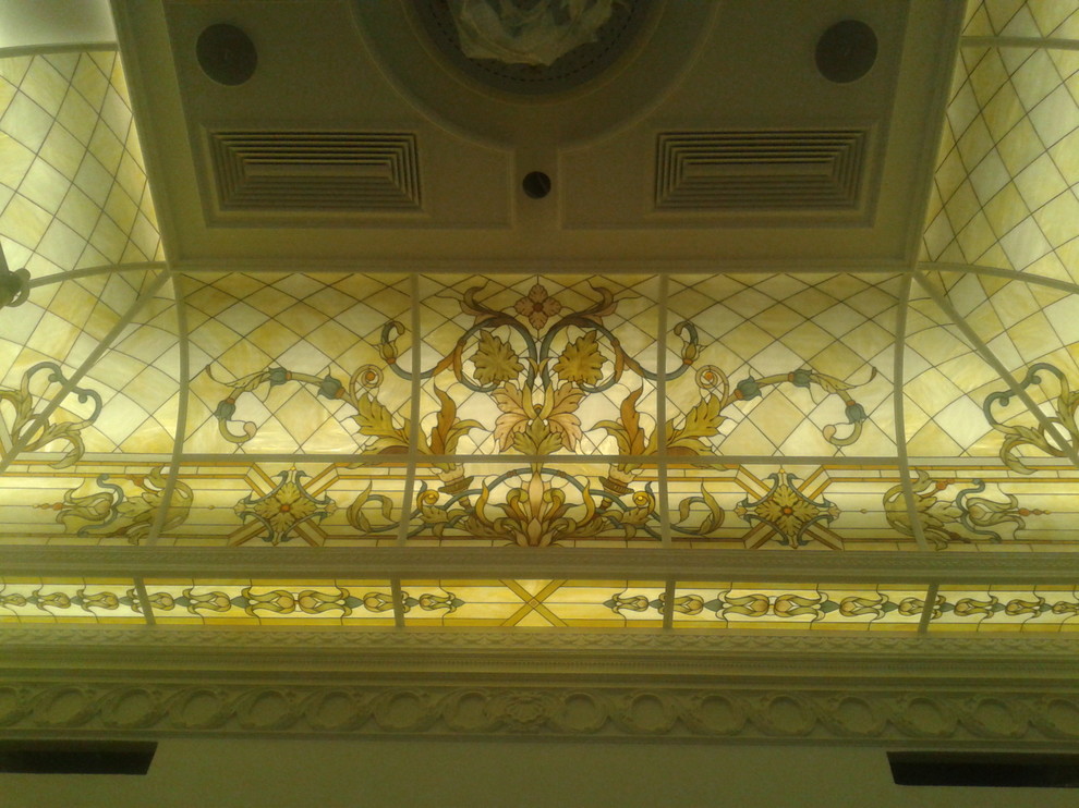 Гнутый потолок в гостиной частного дома