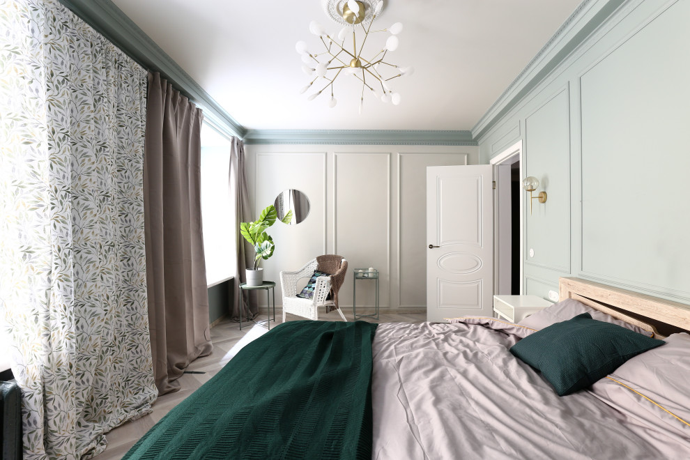 This is an example of a transitional bedroom in Saint Petersburg.
