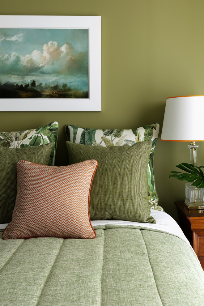 シドニーにある広いエクレクティックスタイルのおしゃれな主寝室 (緑の壁、カーペット敷き、ベージュの床)
