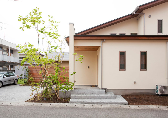 目にも肌にも優しい木の温もりに包まれて、木々の恵みに包まれた家 moderno-fachada