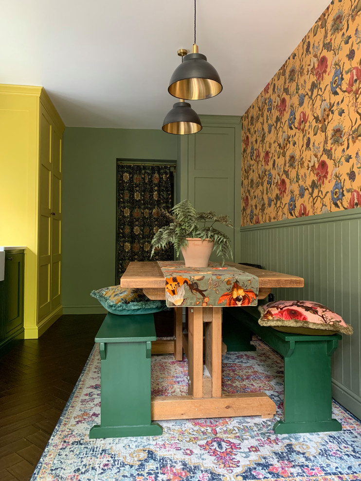 Свежая идея для дизайна: маленькая отдельная кухня в стиле кантри с с полувстраиваемой мойкой (с передним бортиком), фасадами в стиле шейкер, зелеными фасадами, полом из бамбука, коричневым полом и акцентной стеной для на участке и в саду - отличное фото интерьера