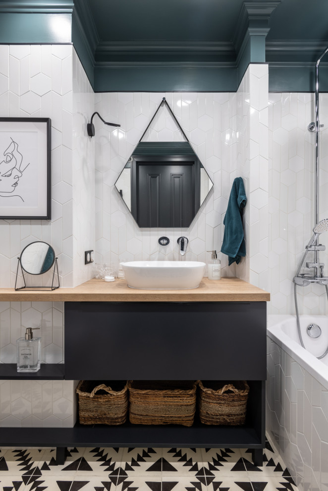 Стильный дизайн: главная ванная комната в современном стиле с плоскими фасадами, черными фасадами, белой плиткой, зелеными стенами, настольной раковиной, разноцветным полом, бежевой столешницей и напольной тумбой - последний тренд