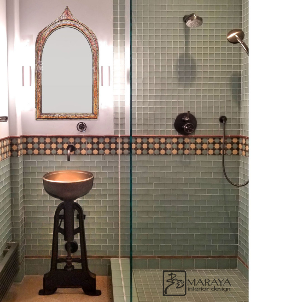 Foto di una stanza da bagno mediterranea di medie dimensioni con piastrelle verdi, piastrelle di vetro, pareti bianche, pavimento in cemento, lavabo a colonna, pavimento arancione e boiserie