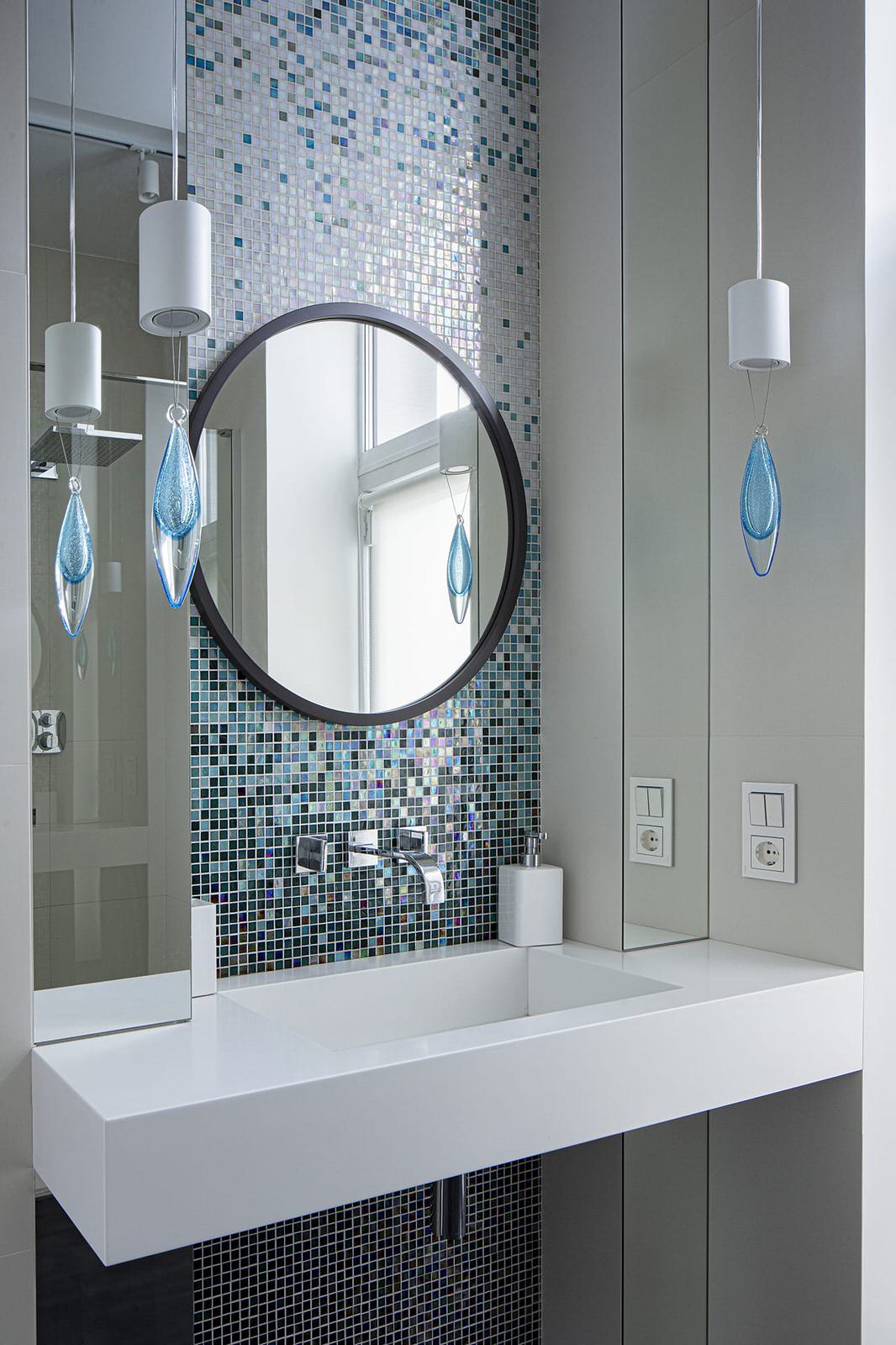 Большой красивый белый дом