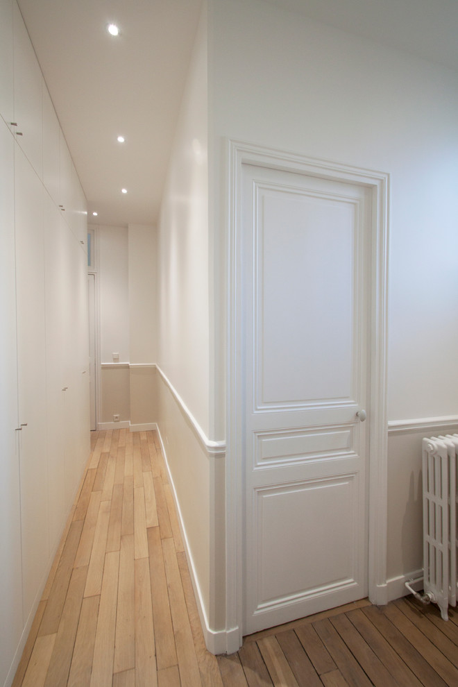 This is an example of a contemporary hallway in Paris.