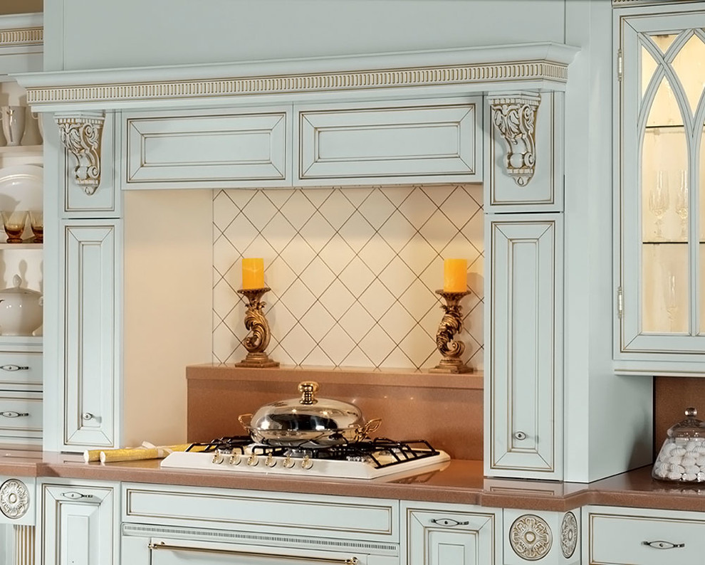 Идея дизайна: прямая кухня в классическом стиле с обеденным столом, врезной мойкой, фасадами с выступающей филенкой, белыми фасадами, столешницей из акрилового камня, белой техникой и полом из керамической плитки