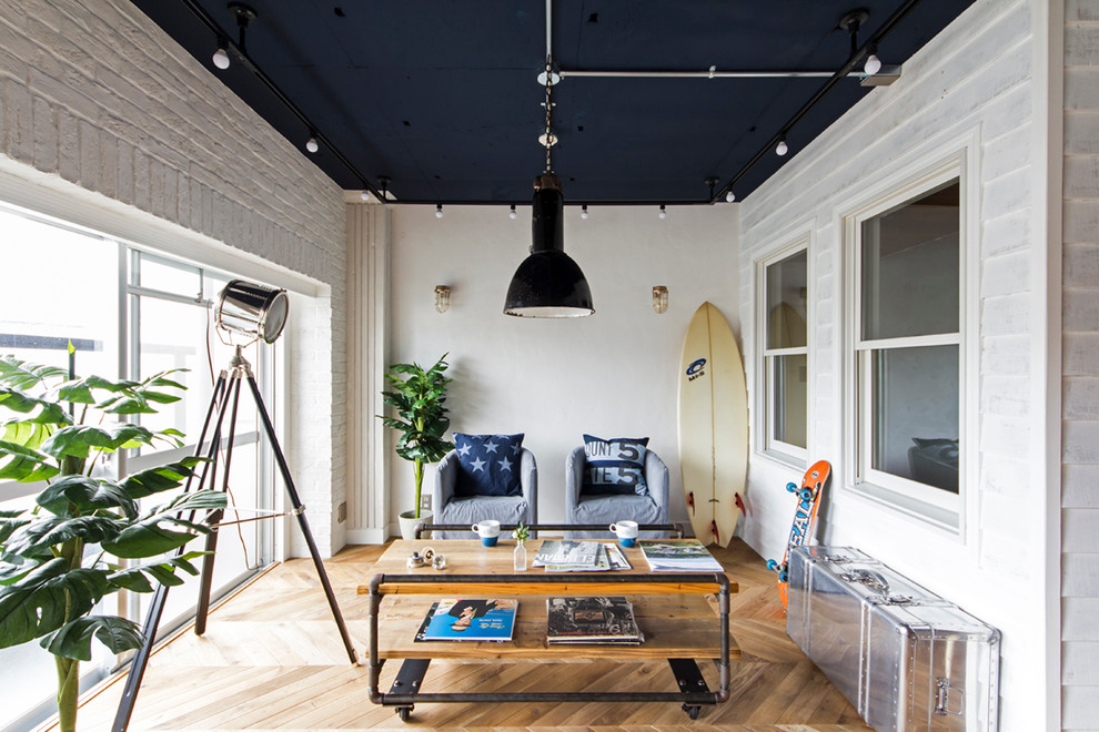 東京23区にあるインダストリアルスタイルのおしゃれなリビングの写真